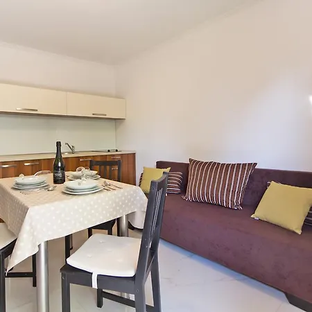 Apartment Grgo With Lovely Terrace Near The Sea