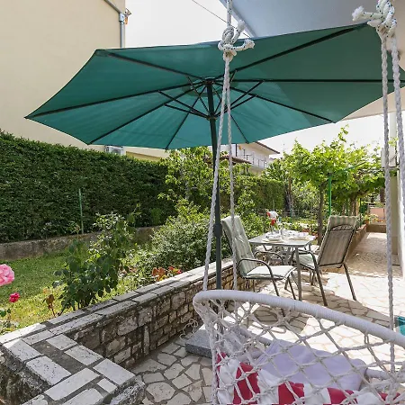 Grgo With Lovely Terrace Near The Sea Porec