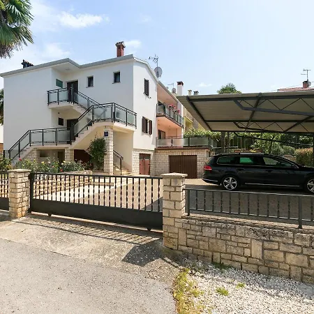 Apartment Grgo With Lovely Terrace Near The Sea Porec